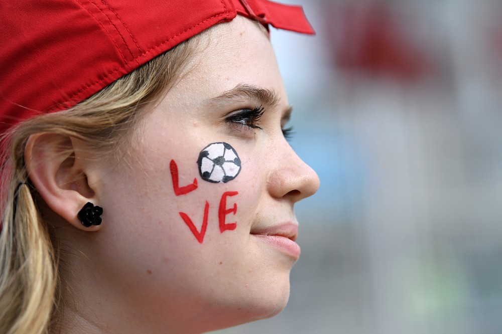 サッカー愛を全面に出して応援するポーランドサポーター（ゲッティ）