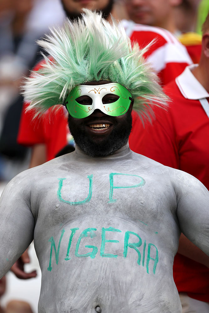 仮面をつけて声援を送るナイジェリアのサポーター（ゲッティ）