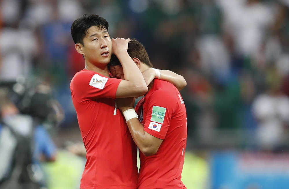 メキシコに敗れ泣き崩れるチームメイトを慰める韓国代表ソン・フンミン（左）（ＡＰ）