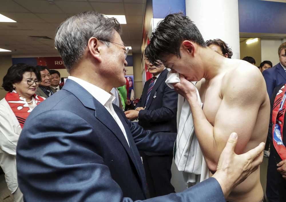 メキシコに敗れた韓国代表選手をねぎらう文在寅大統領（左）