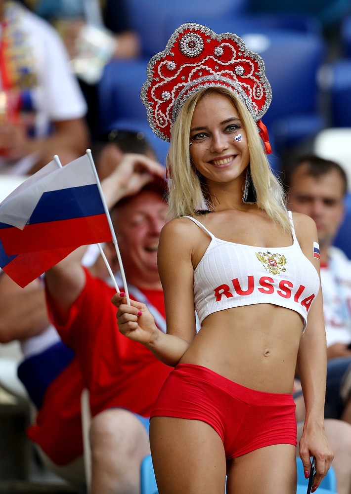 露出の多い服装で応援するロシアサポーター。試合より注目を集めた？（ゲッティ）