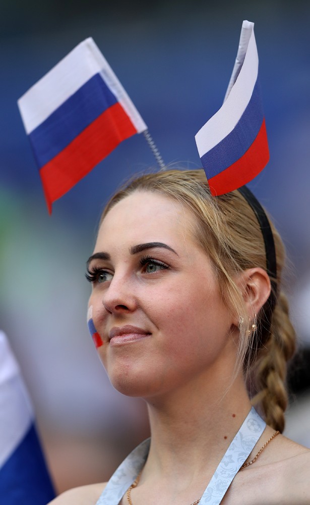 国旗を２本頭に立てて応援するロシアサポーター（ゲッティ）
