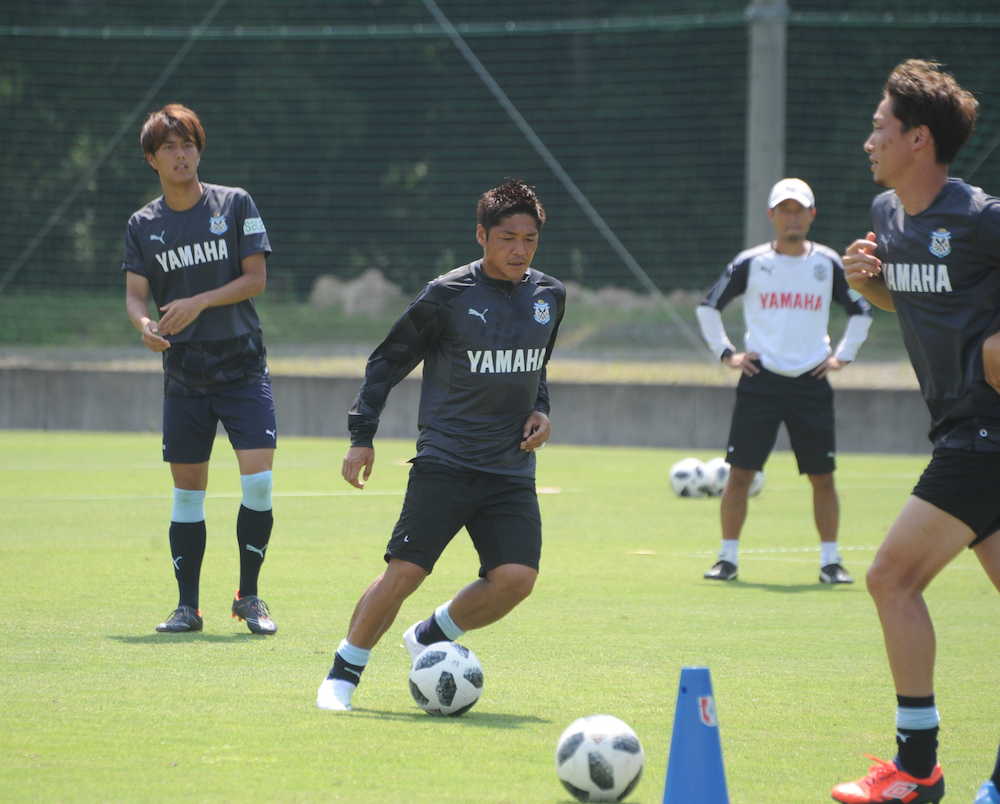 磐田への完全移籍が発表され、チームに合流した大久保