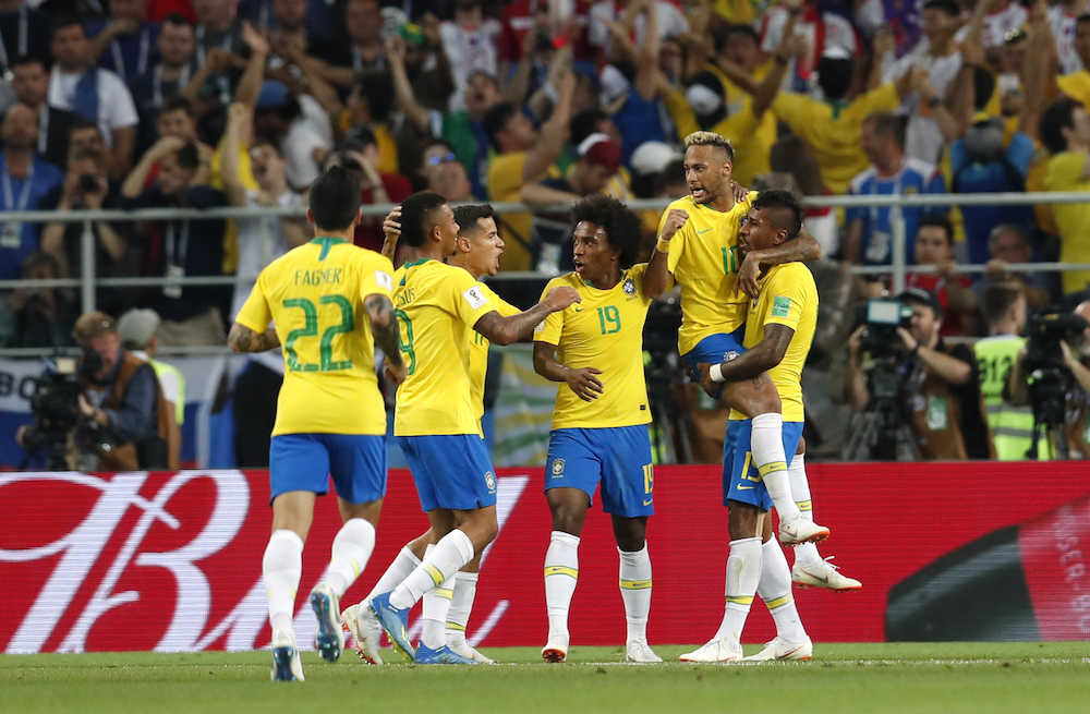決勝トーナメント進出を喜ぶブラジルイレブン