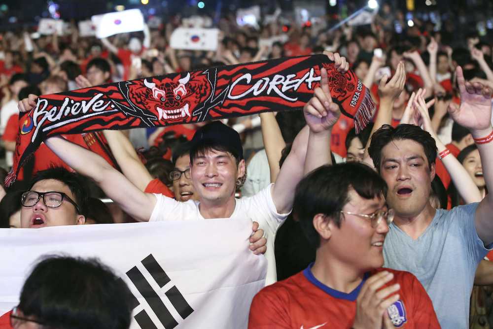 ソウル中心部の光化門広場でサッカー韓国代表を応援する市民