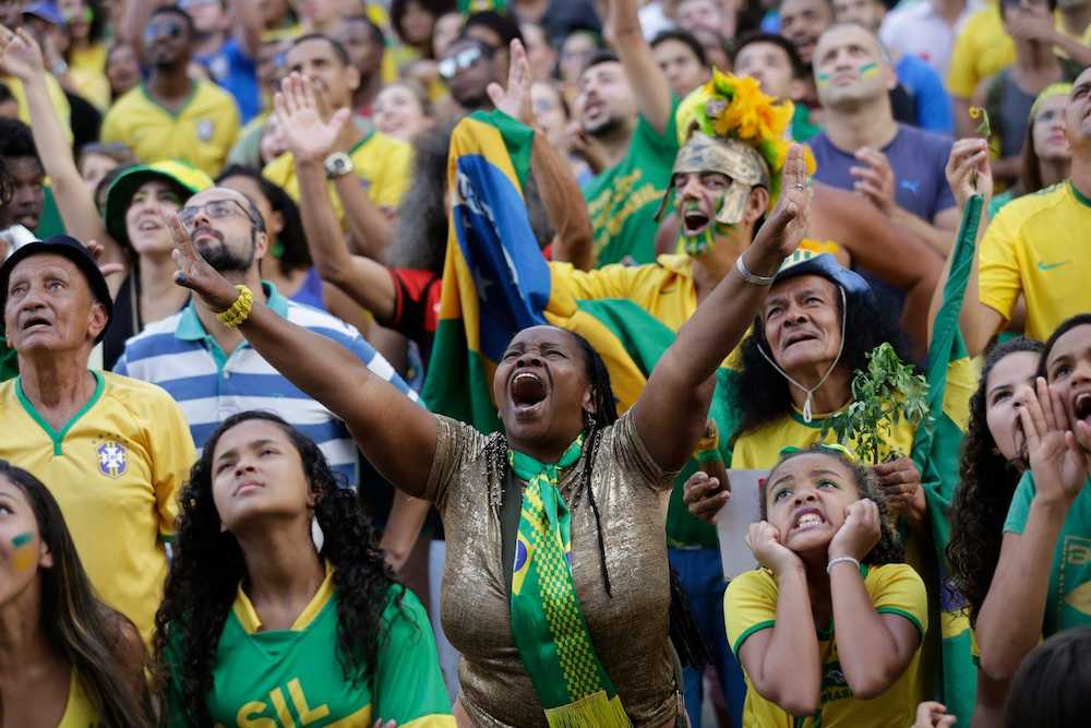 歓喜するブラジル国民（ＡＰ）