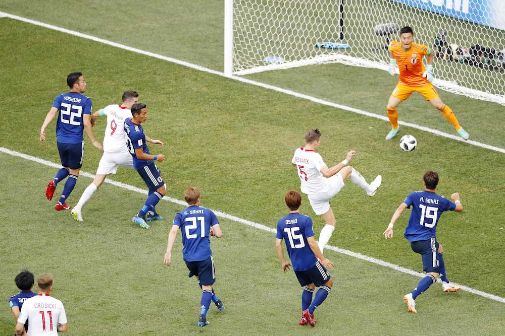 ＜日本・ポーランド＞後半、ポーランドのベドナレク（右から３人目）に先制ゴールを許すＧＫ川島（右上）