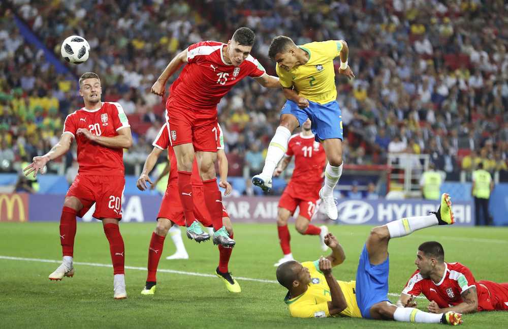 セルビア―ブラジル　後半、ヘディングで２点目のゴールを決めるブラジルのチアゴシウバ（上右）＝モスクワ（ゲッティ＝共同）