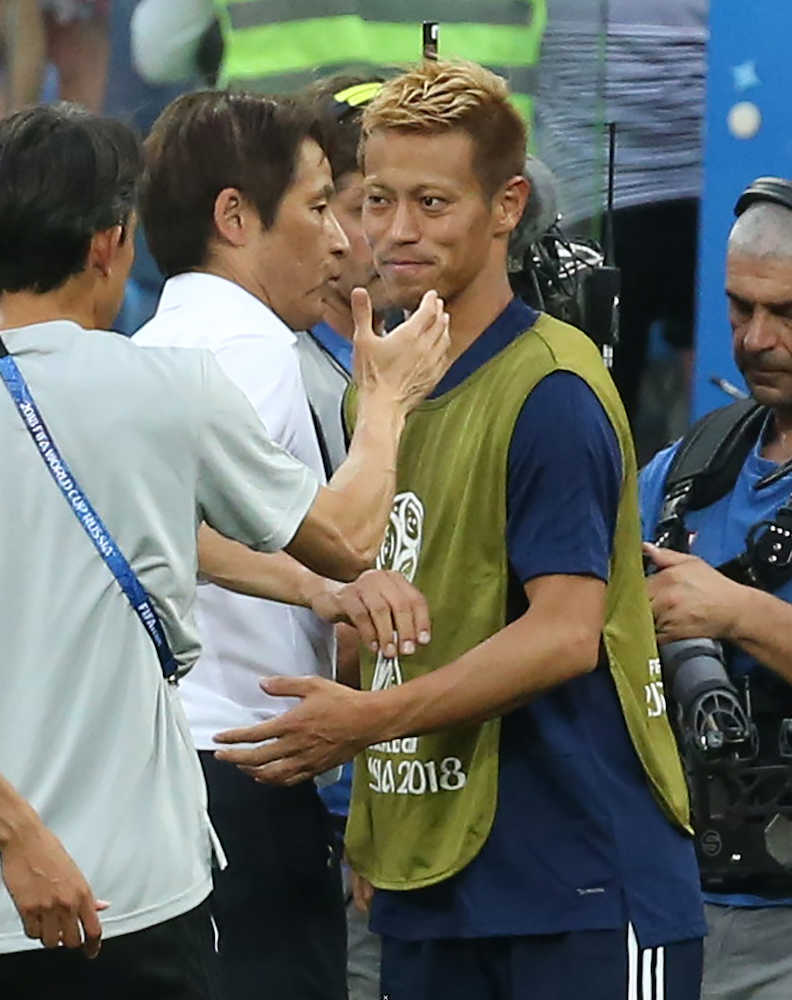＜日本・ポーランド＞試合終了後、西野監督と握手する本田（右）（撮影・西海健太郎）