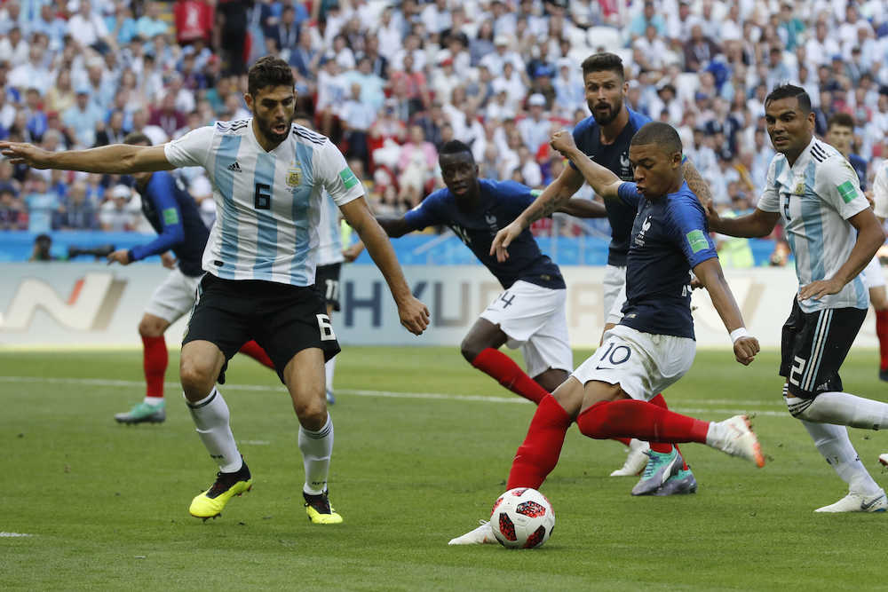 アルゼンチン戦でゴールを決めるフランス代表ＦＷエムバペ（右手前）（ＡＰ）