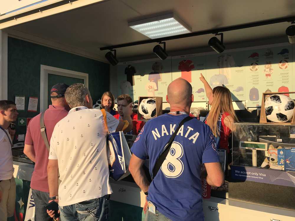 フランス―アルゼンチンのファンショップで「ＮＡＫＡＴＡ」のユニホームを着たサポーターを発見