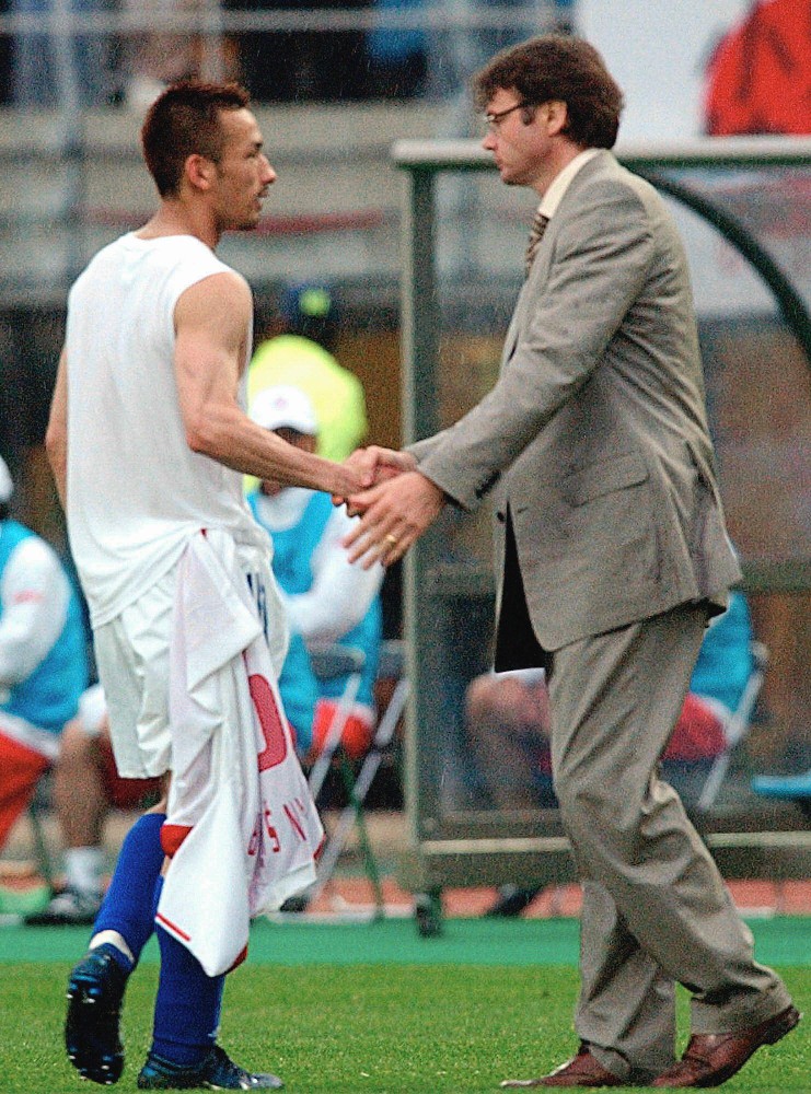 ０２年日韓Ｗ杯のトルコ戦後、中田英（左）と握手を交わすトルシエ監督