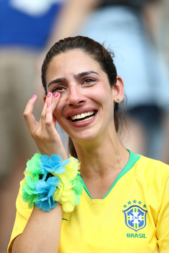 ブラジルの快勝に涙するサポーター（ゲッティ）
