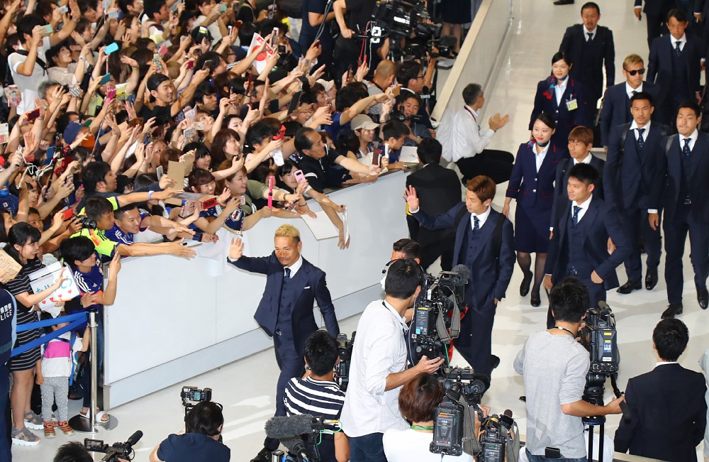 大勢のファンが待ち受ける中、成田空港に到着した長友、大迫ら日本代表イレブン（撮影・三島　英忠）