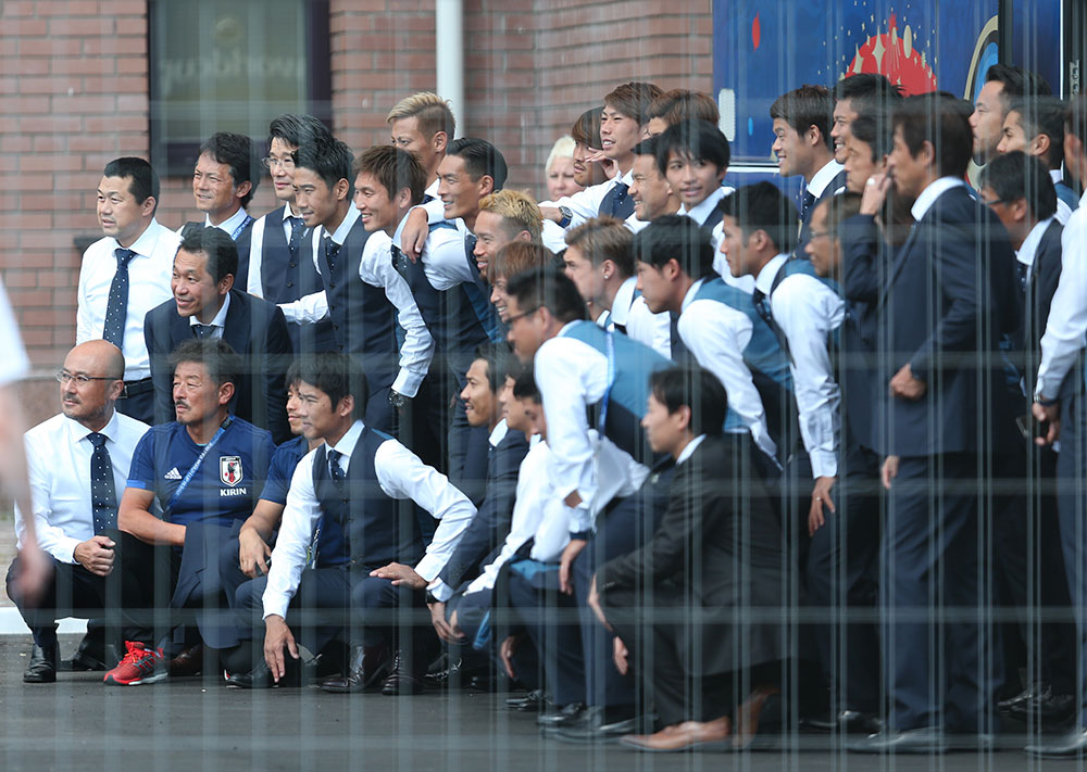 カザンの宿舎前で写真撮影をする日本代表チーム