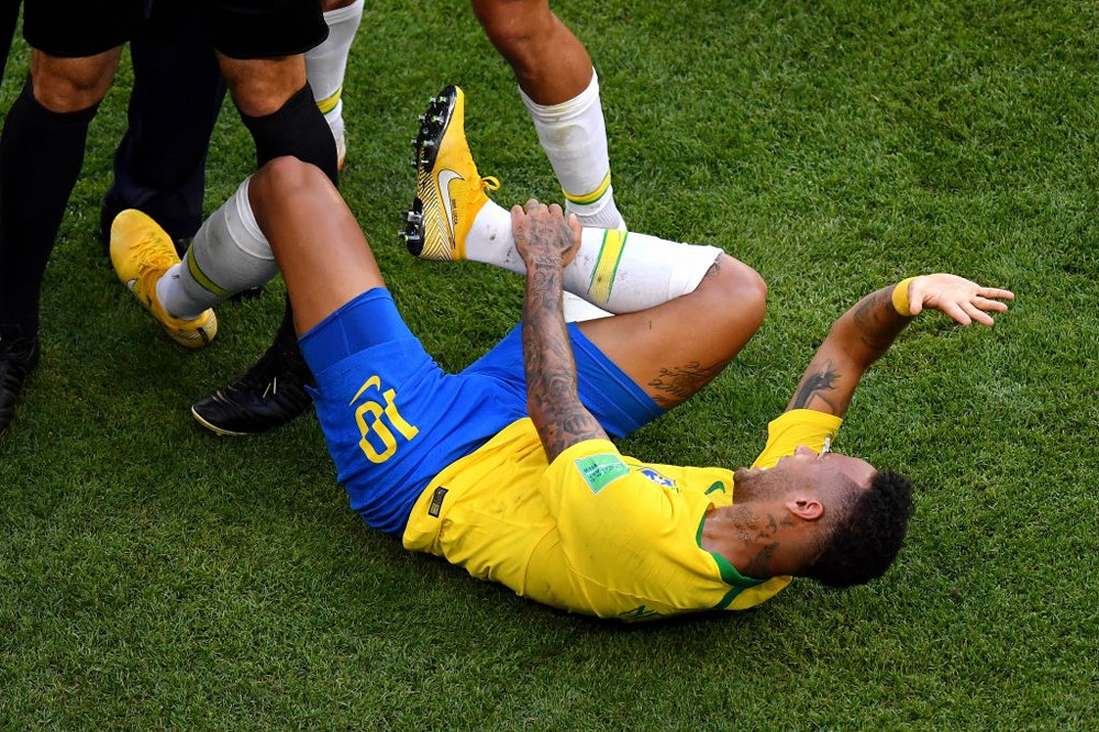 ピッチ上で足をおさえ痛がるブラジル代表ＦＷネイマール
