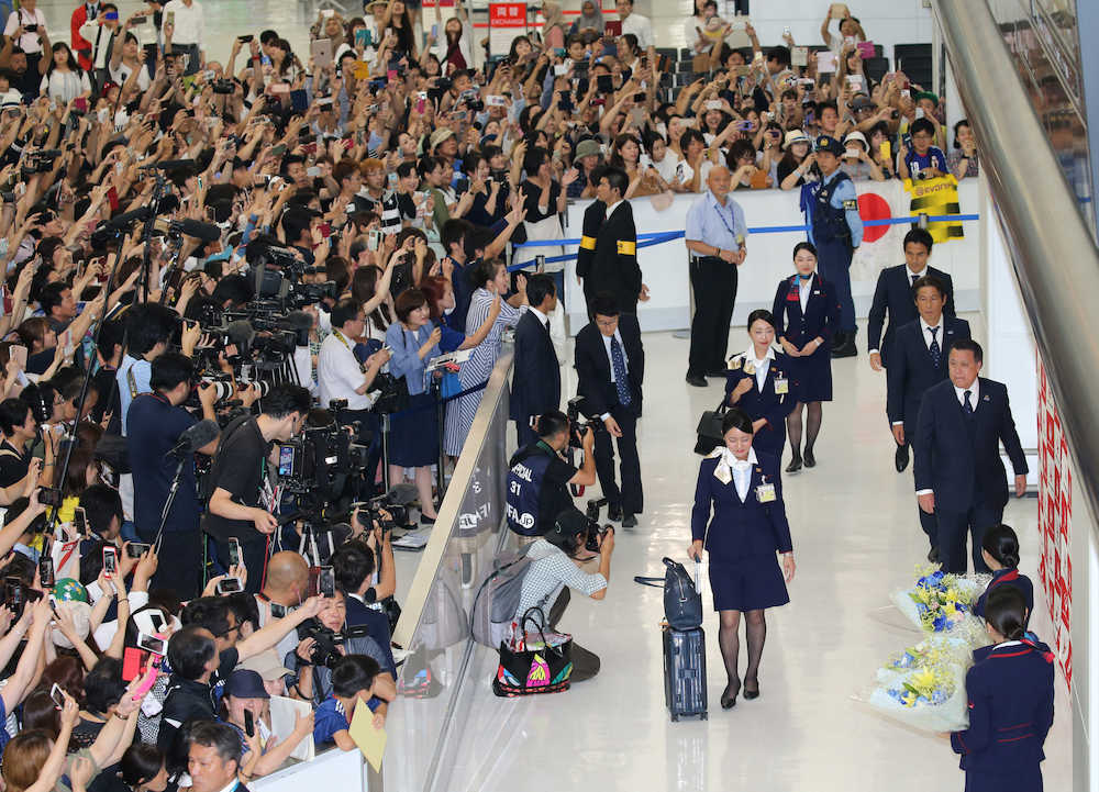 大勢のファンが待ち受ける中、成田空港に到着した日本代表イレブン（撮影・三島　英忠）