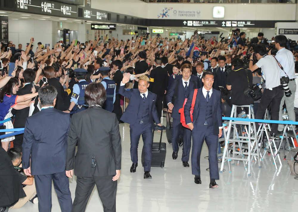 大勢のサポーターが出迎える中、帰国した（左から）長友、大迫、槙野ら日本代表イレブン（撮影・沢田　明徳）