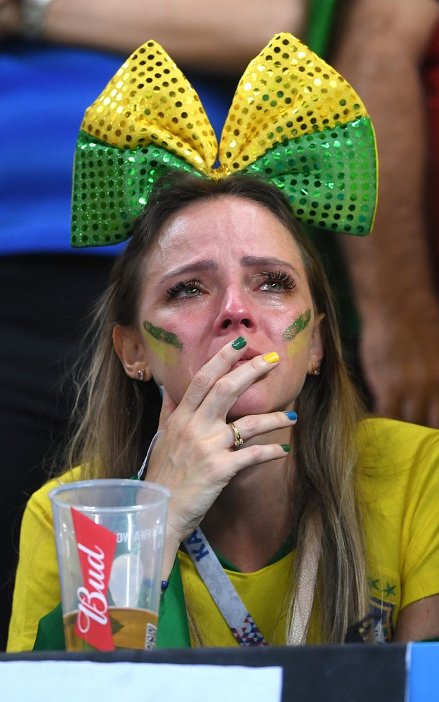 まさか…王者ブラジルの敗戦を涙ながらに見守るサポーター（ゲッティ）