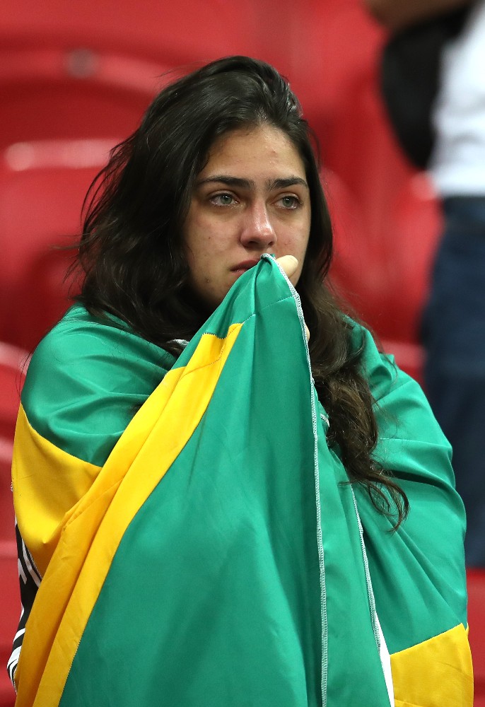 ブラジルの敗戦に、一点を見つめ固まるサポーター（ゲッティ）