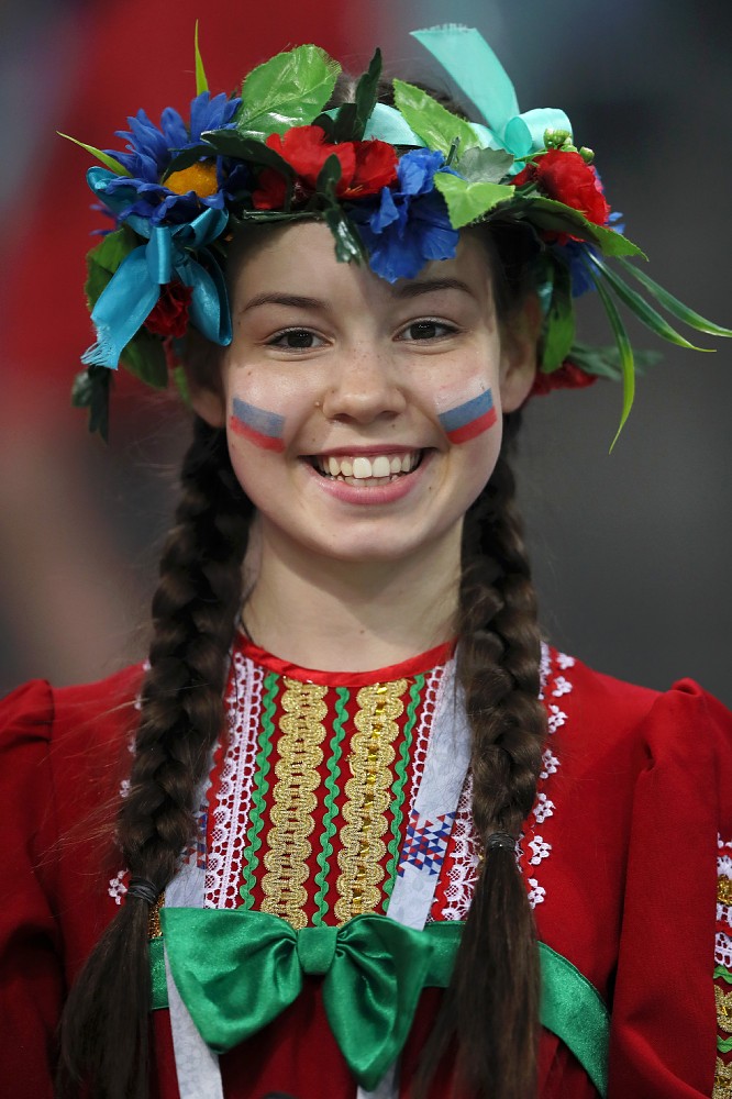 民族衣装も鮮やかに笑顔が似合うロシアサポーター（ゲッティ）