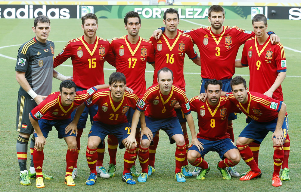 スペイン代表でチームメートだったフェルナンド・トーレス（後列右）とアンドレス・イニエスタ（前列中央）＝ＡＰ