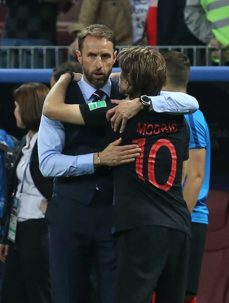 試合終了後、クロアチア代表モドリッチと抱き合うイングランドのサウスゲート監督（左）（撮影・西海健太郎）