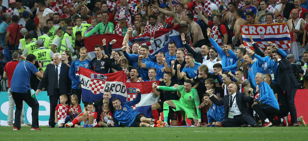 ＜クロアチア・イングランド＞歴史的快挙を成し遂げたクロアチアイレブンは試合終了後、サポーターをバックに記念撮影（撮影・西海健太郎）