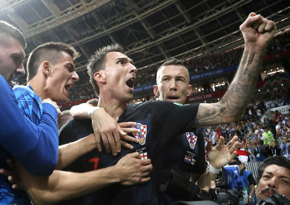 ＜クロアチア・イングランド＞延長後半、劇的な決勝ゴールを決め喜ぶクロアチア代表ＦＷマンジュキッチ（中央）（ＡＰ）