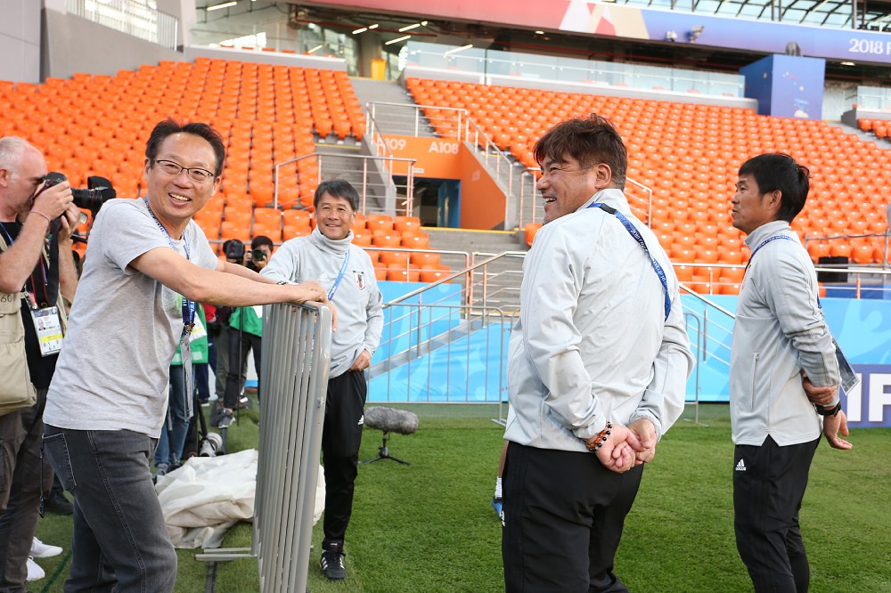 岡田武史氏（左）と笑顔を見せる日本サッカー協会の関塚技術委員長（左から２人目）ら