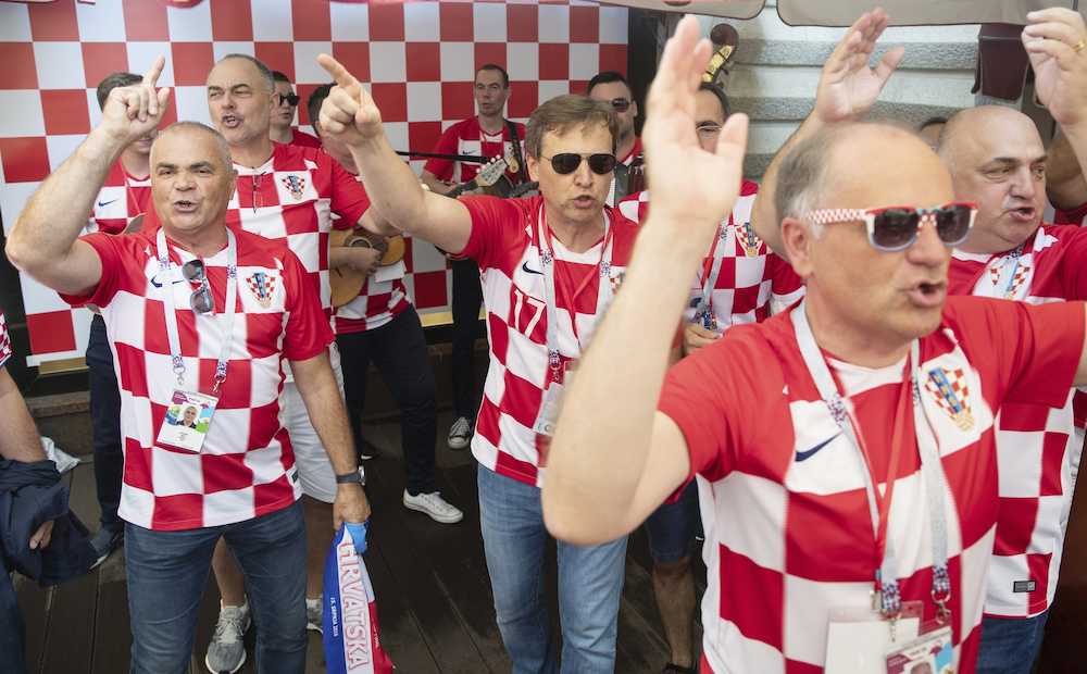 Ｗ杯決勝戦を前に盛り上がるクロアチア代表サポーター（ＡＰ）