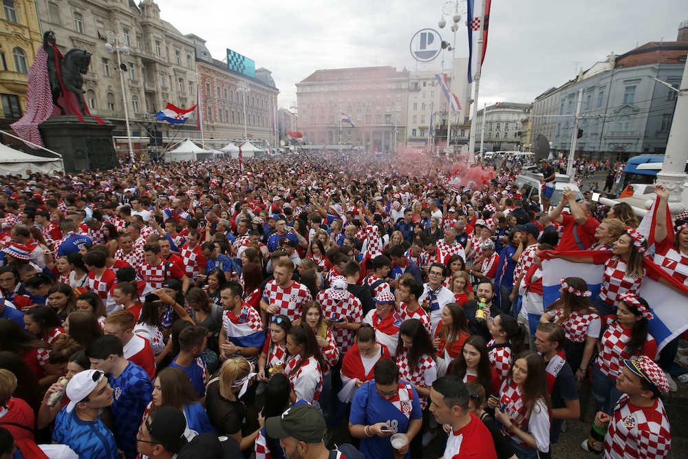人、人、人…クロアチア・ザグレブの広場では大勢のサポーターが試合前から気勢をあげる（ＡＰ）