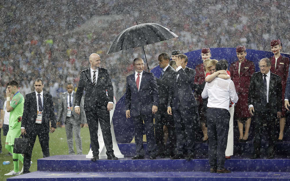 Ｗ杯表彰式でプーチン大統領の“傘”に批判続出　権力の乱用？