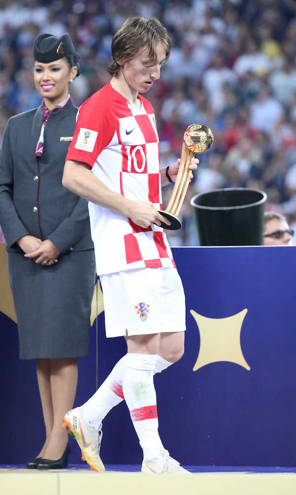 ゴールデンボールのトロフィーを手にするもクロアチア代表ＭＦモドリッチ（右）に笑顔はなかった（撮影・西尾　大助）