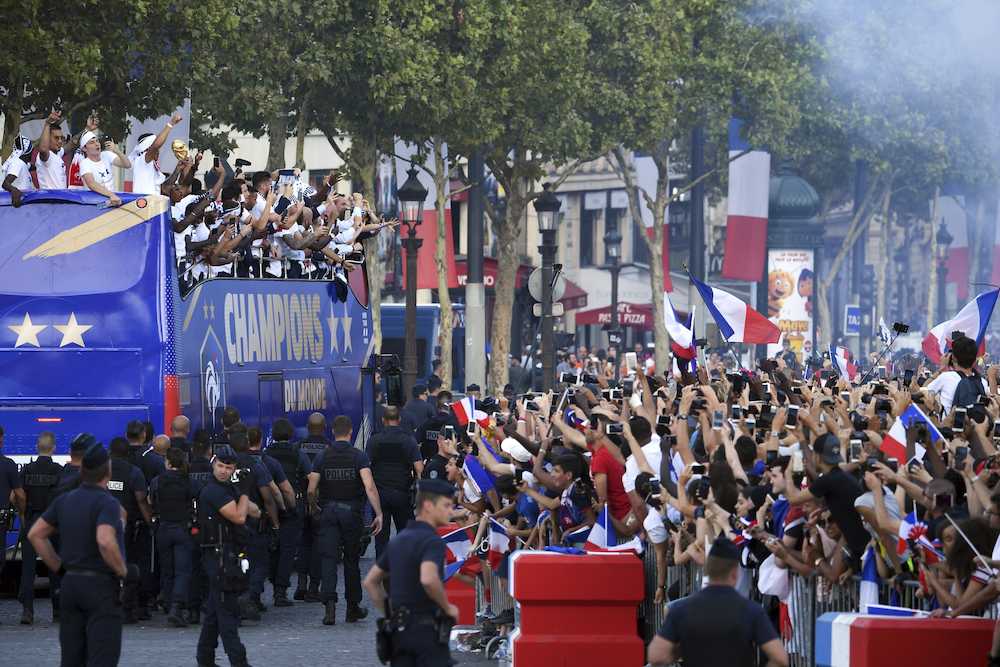 大統領も！Ｗ杯王者フランス　凱旋パレードで３０万人歓喜