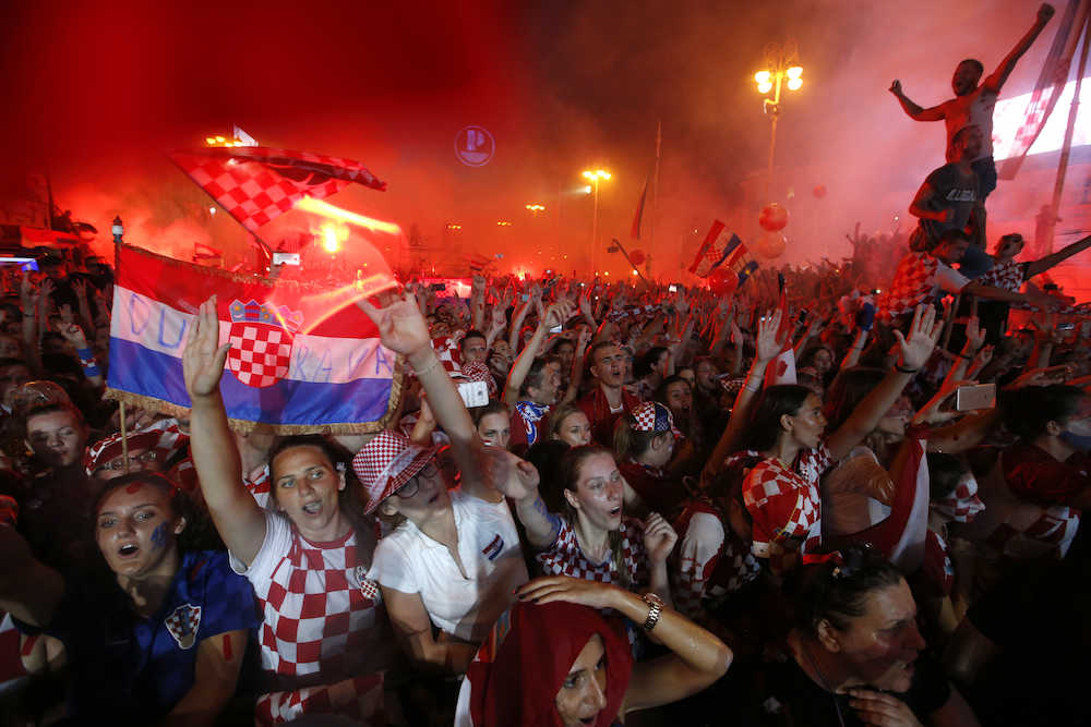 首都ザグレブで開かれたクロアチア代表の凱旋パレードには多くの国民が参加した（ＡＰ）
