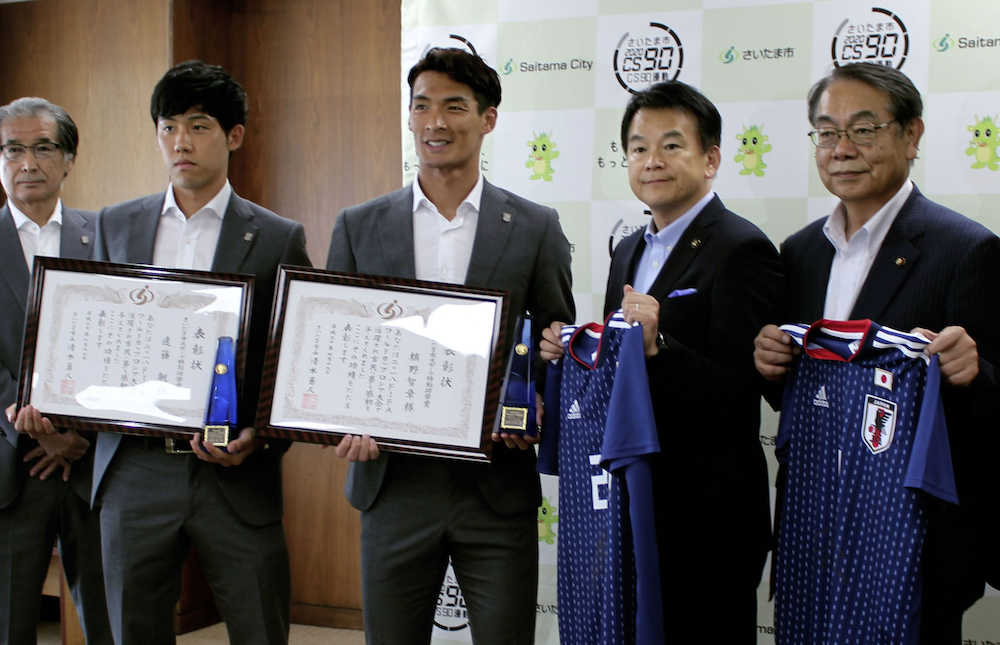 さいたま市のスポーツ特別功労賞を受賞し、記念写真に納まるサッカーＷ杯ロシア大会日本代表で浦和の（手前左から）遠藤航と槙野智章