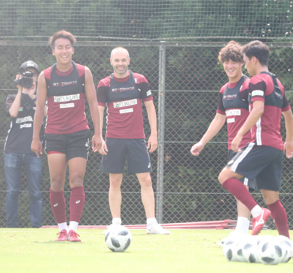 神戸の練習に合流し、パス回しで笑顔をみせるイニエスタ（左から２人目）（撮影・坂田　高浩）