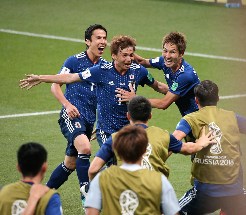Ｗ杯決勝トーナメント１回戦のベルギー戦でゴールを決めた日本代表ＭＦ乾貴士（中央）。チームメートとともに歓喜