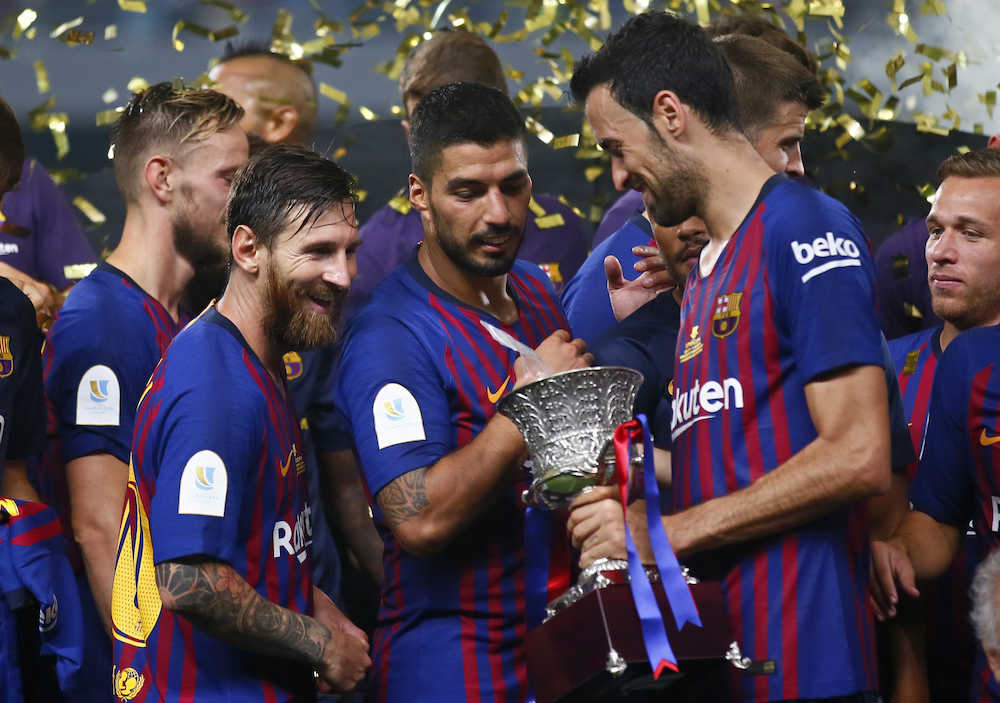 スペイン・スーパー杯を制し笑顔のメッシ（左から２人目）らバルセロナ・イレブン（ＡＰ）