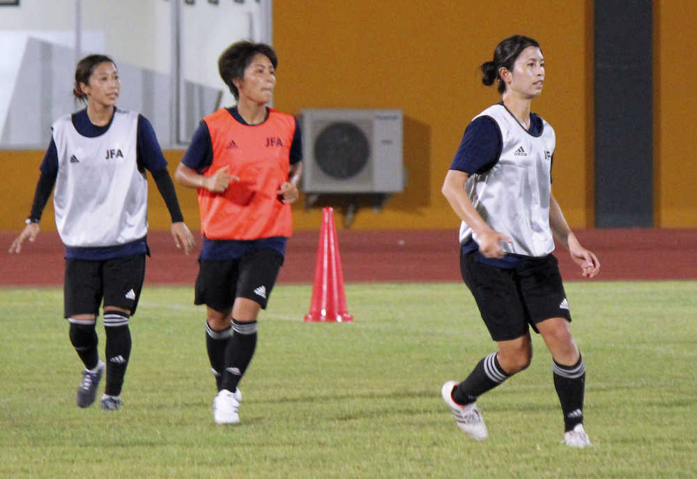初練習するサッカー女子日本代表の鮫島（右）ら