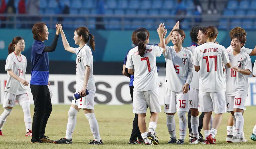 ＜日本―韓国＞決勝進出を決め喜ぶ日本イレブン。左から２人目は高倉監督