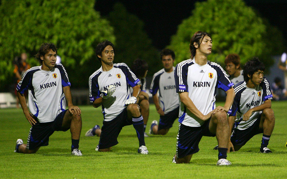２００７年７月、アジア杯サウジアラビア戦に向けた練習で汗を流す日本代表の（左から）高原、川口、巻、中村