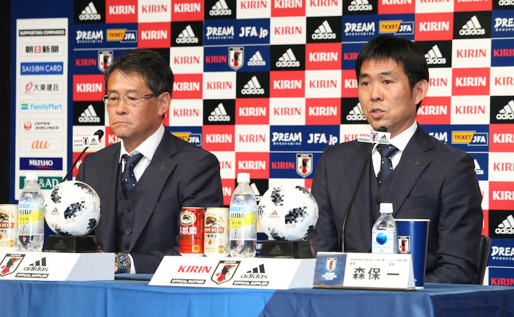 日本代表メンバー発表会見に臨んだ森保監督（右）。左は関塚技術委員長（撮影・郡司　修）