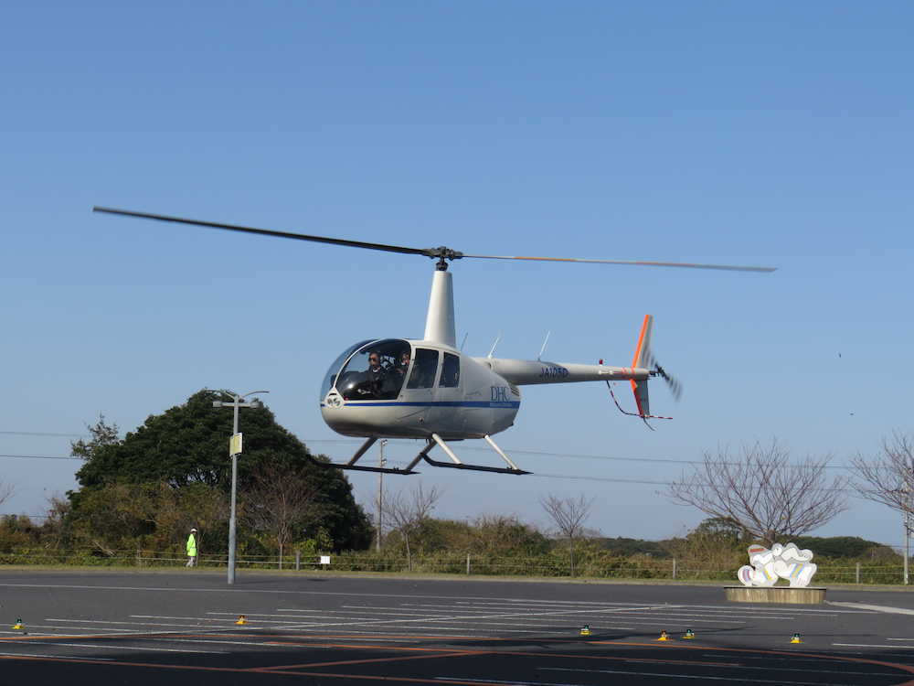 デモ飛行で新木場からカシマスタジアムに到着するヘリコプター
