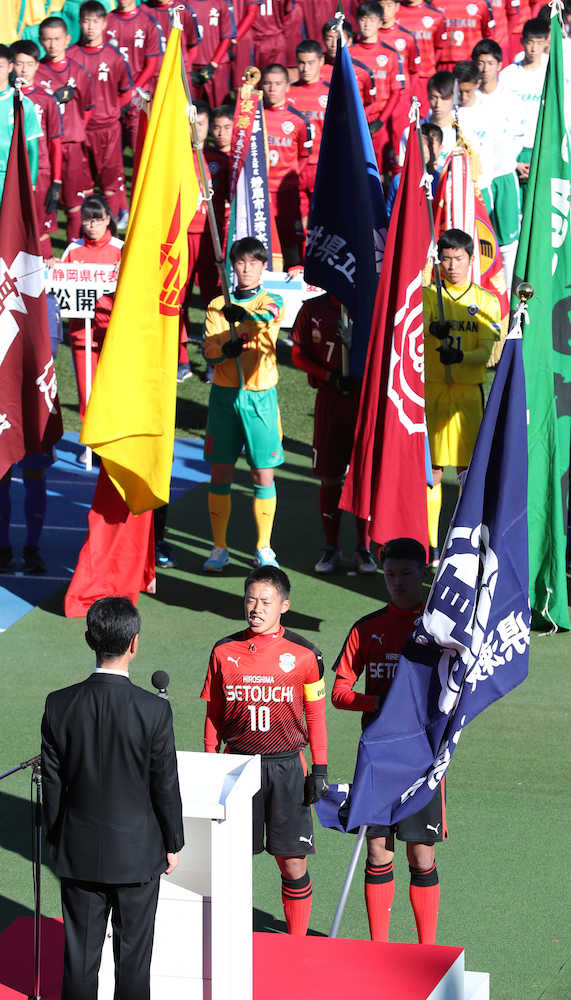 高校サッカー開幕　選手宣誓の瀬戸内・佐々木　災害からの復興を願いメッセージ