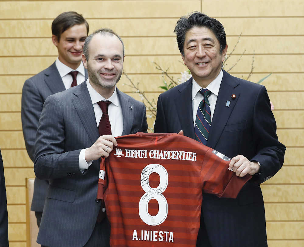 サッカーＪ１神戸のイニエスタ選手（左）からユニホームを贈られる安倍首相