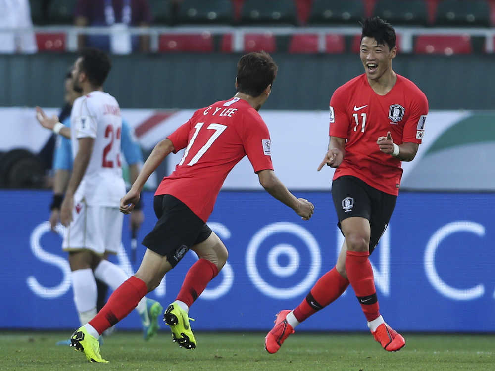 バーレーン戦で先制ゴール決め喜ぶ韓国代表ファン・ヒチャン（右）（ＡＰ）