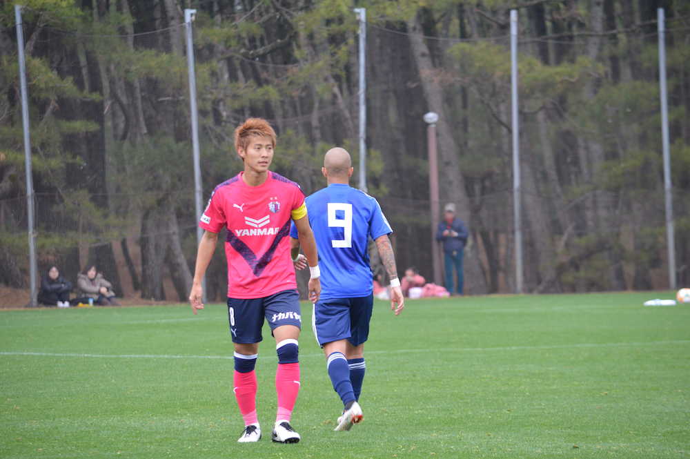 横浜との練習試合で主将としてプレーする柿谷（左）