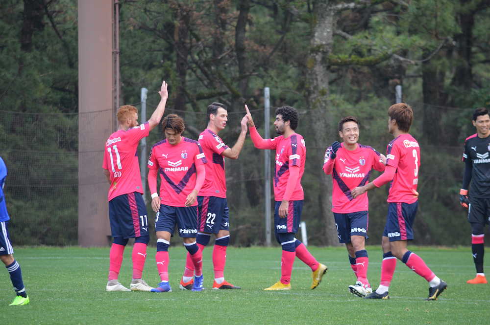 横浜との練習試合で勝利しハイタッチをするＣ大阪の選手たち
